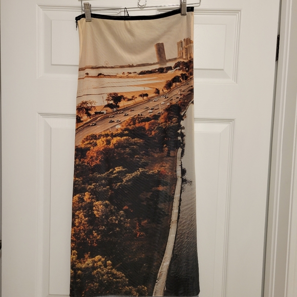 BNWT Meshy Skirt with Cityscape - size Small - Picture 3 of 6